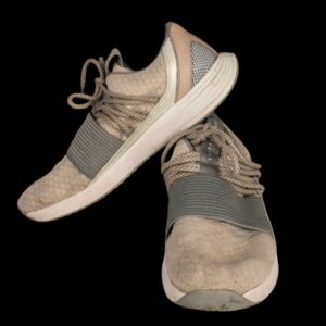 Under Armour size 8.5 ladies tennis shoes tan gray